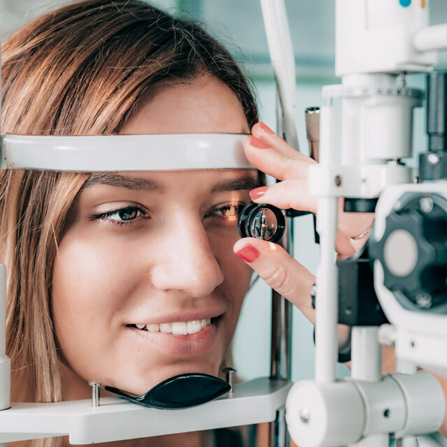 Primo Centri Medici Oculista Visita Ragazza